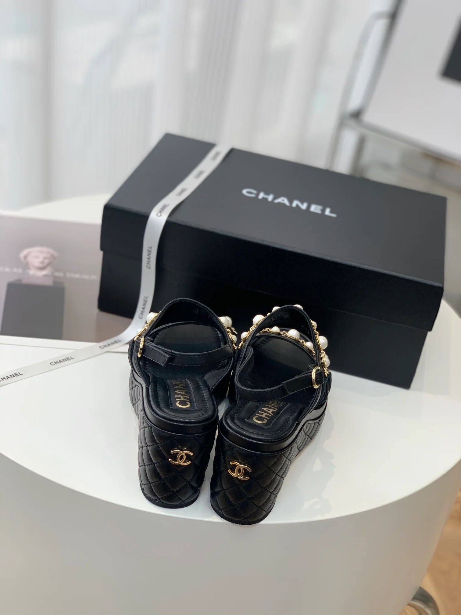 Новинка 2023 года от Chanel - Сандалии на платформе с ромбовидным узором - Черные