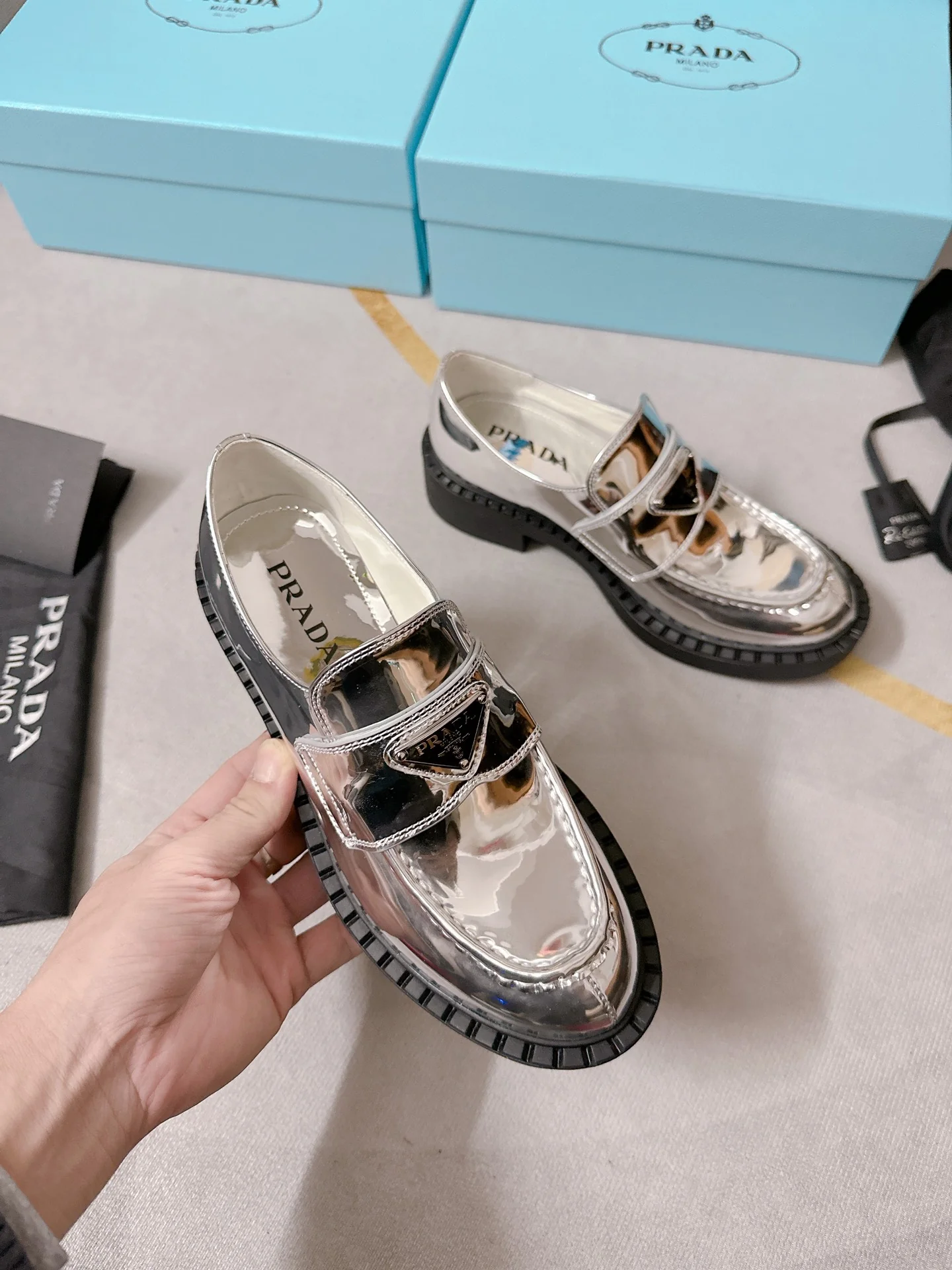 Повседневные кожаные туфли Prada на платформе с разрезом по низу – в стиле Лю Вэнь.