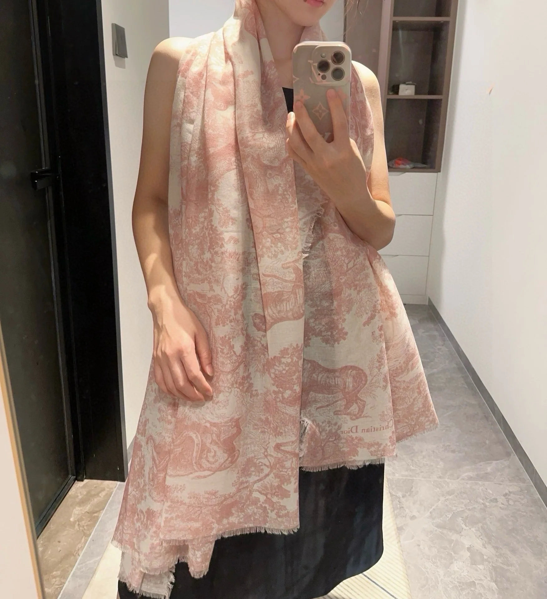 Платок Dior 2024 с анималистическим принтом - розовый