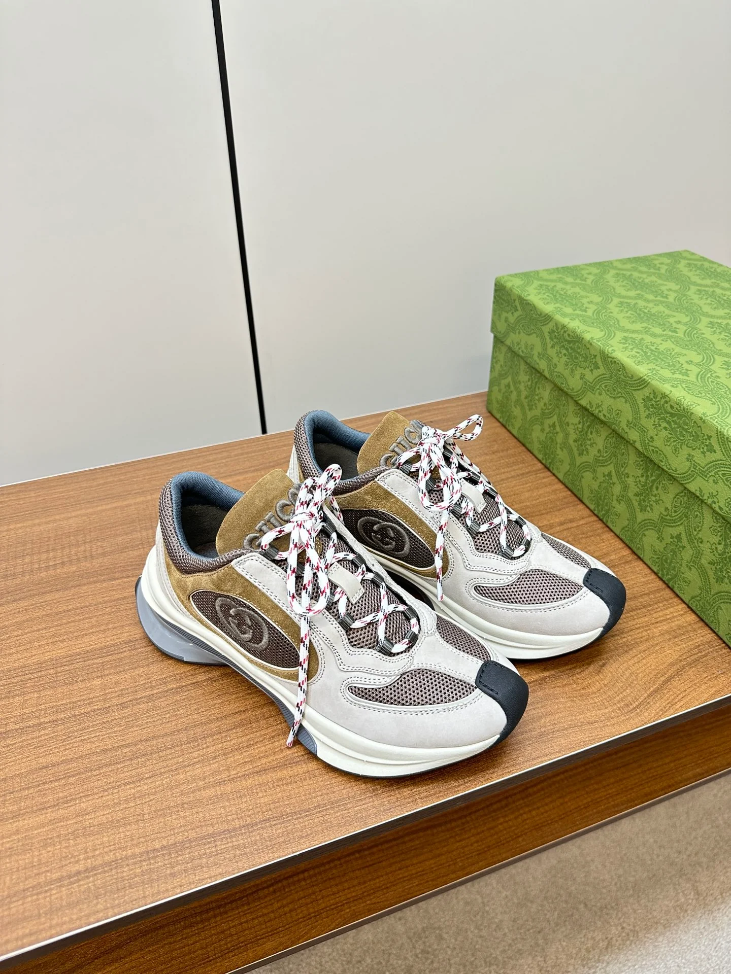 Новинка осенне-зимней коллекции Gucci 2023 года - Однотонные вязаные кроссовки - Унисекс - Бежевый/Коричневый цвет