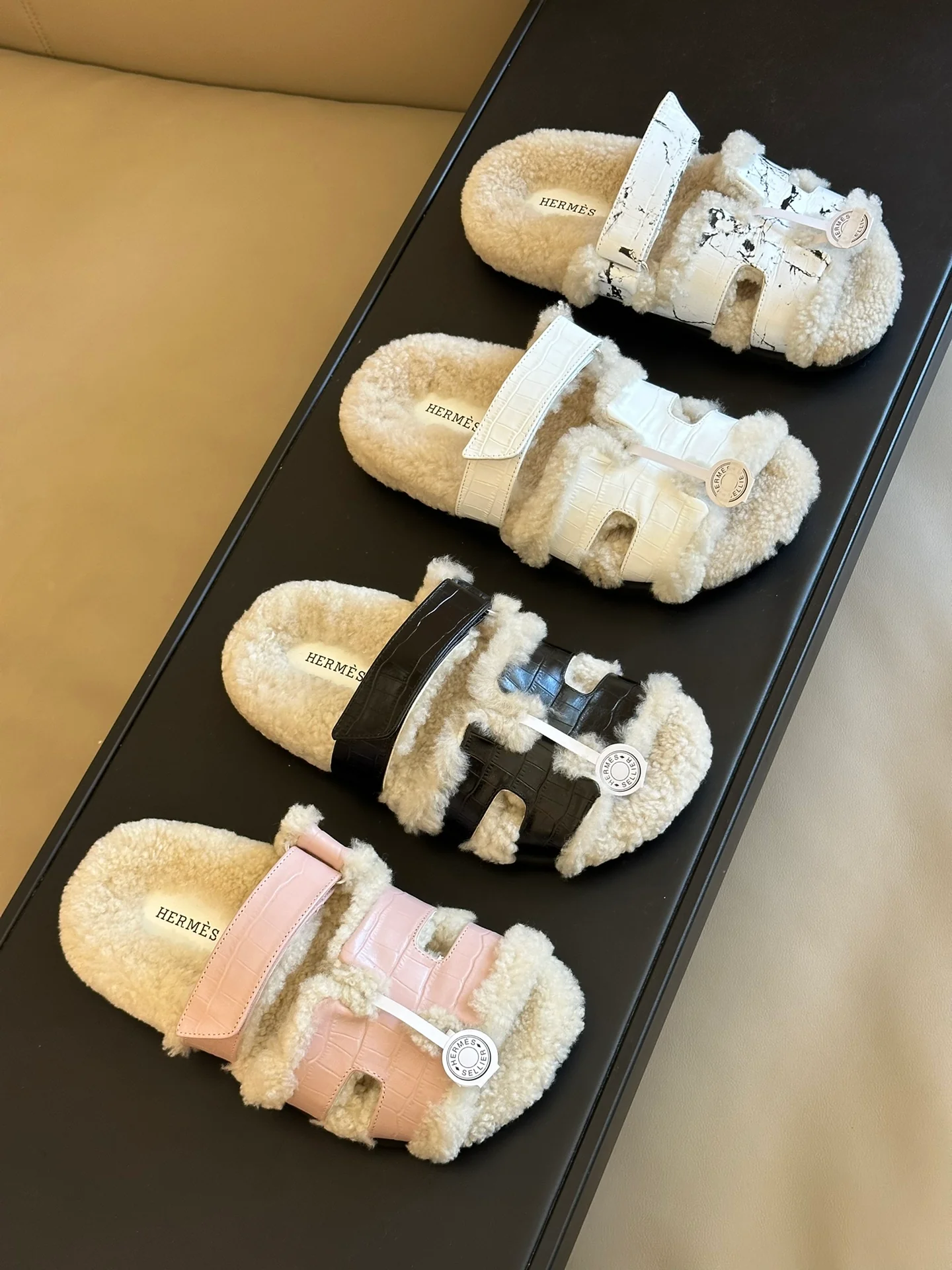 Тапочки Hermes 2024 с крокодиловым принтом - изображение из коллекции