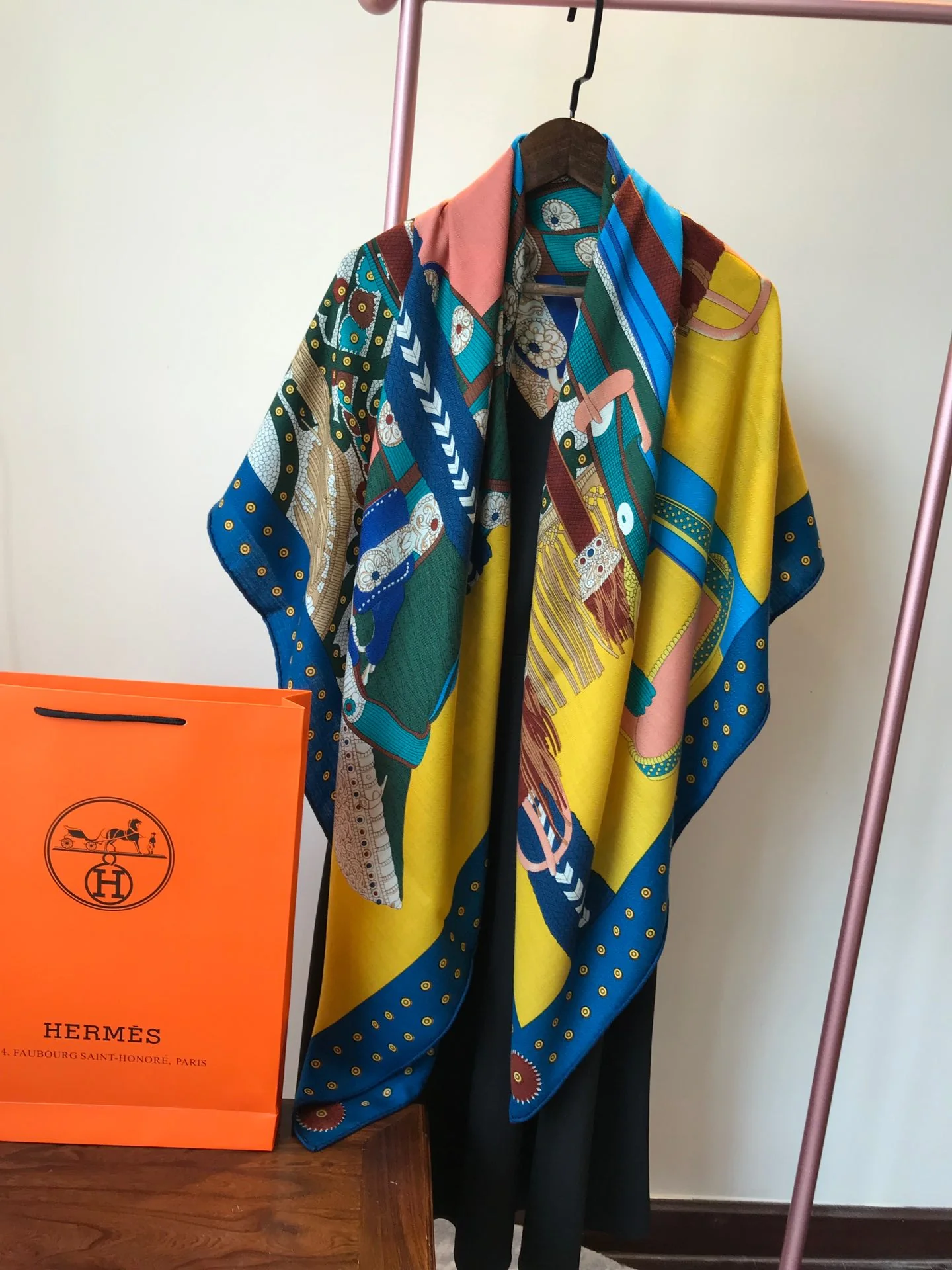 Квадратный шарф Hermes из высококачественного шелка и кашемира 140 пробы.