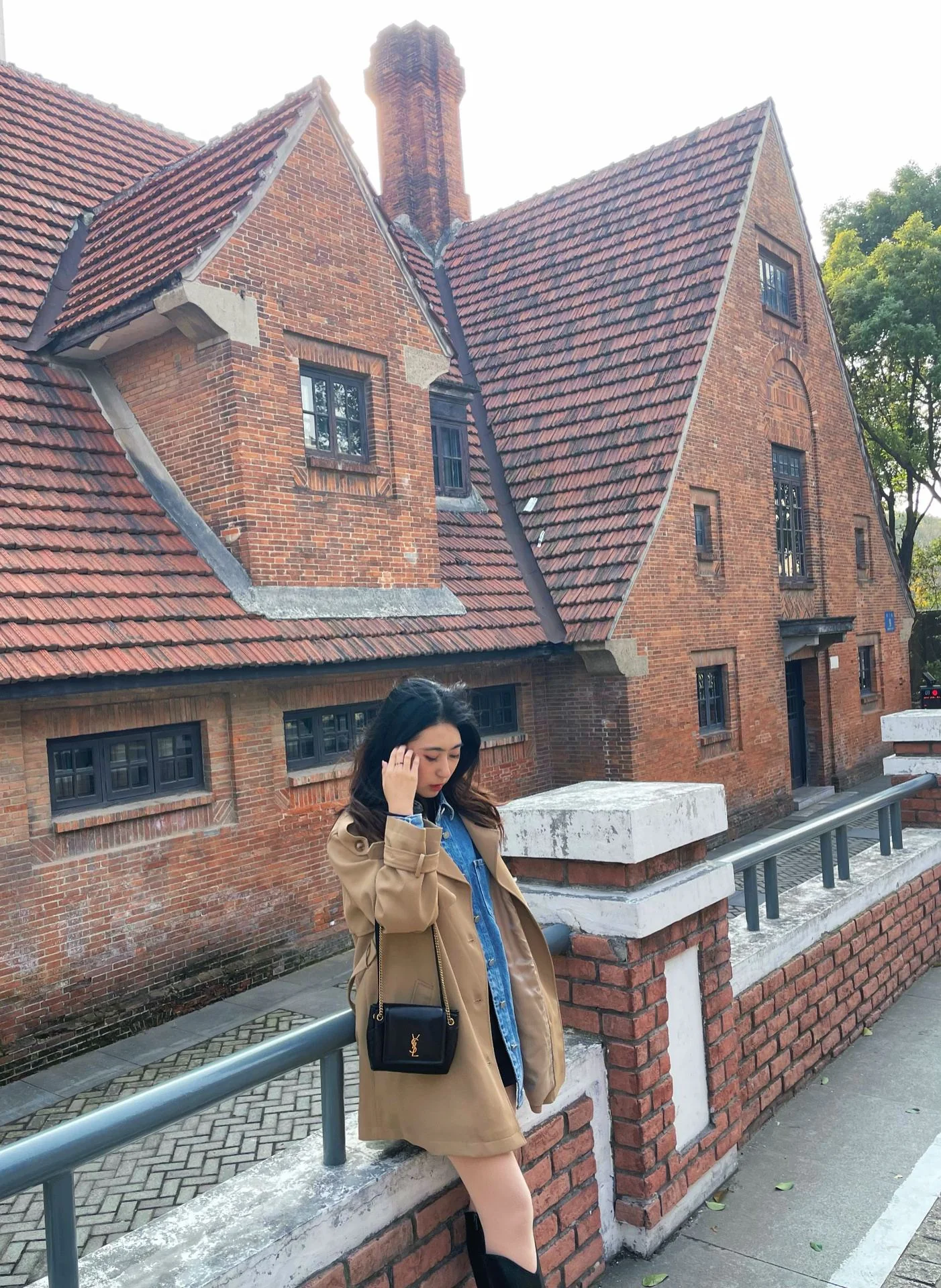 Мини-юбка YSL Nolita из черной кожи - фото в наряде.