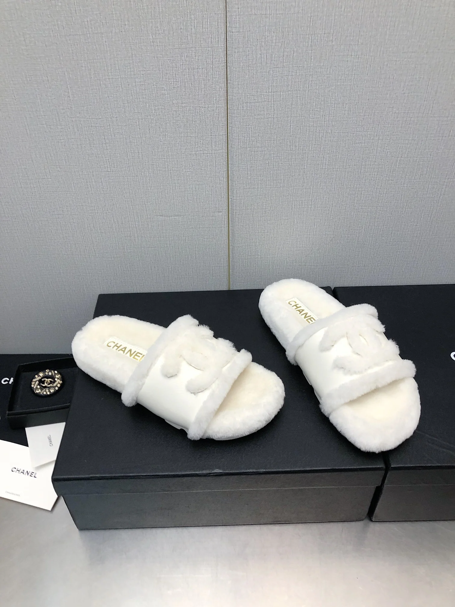 Новинка сезона осень/зима 2023 от Chanel - шерстяные тапочки в клетку - белые кожаные.