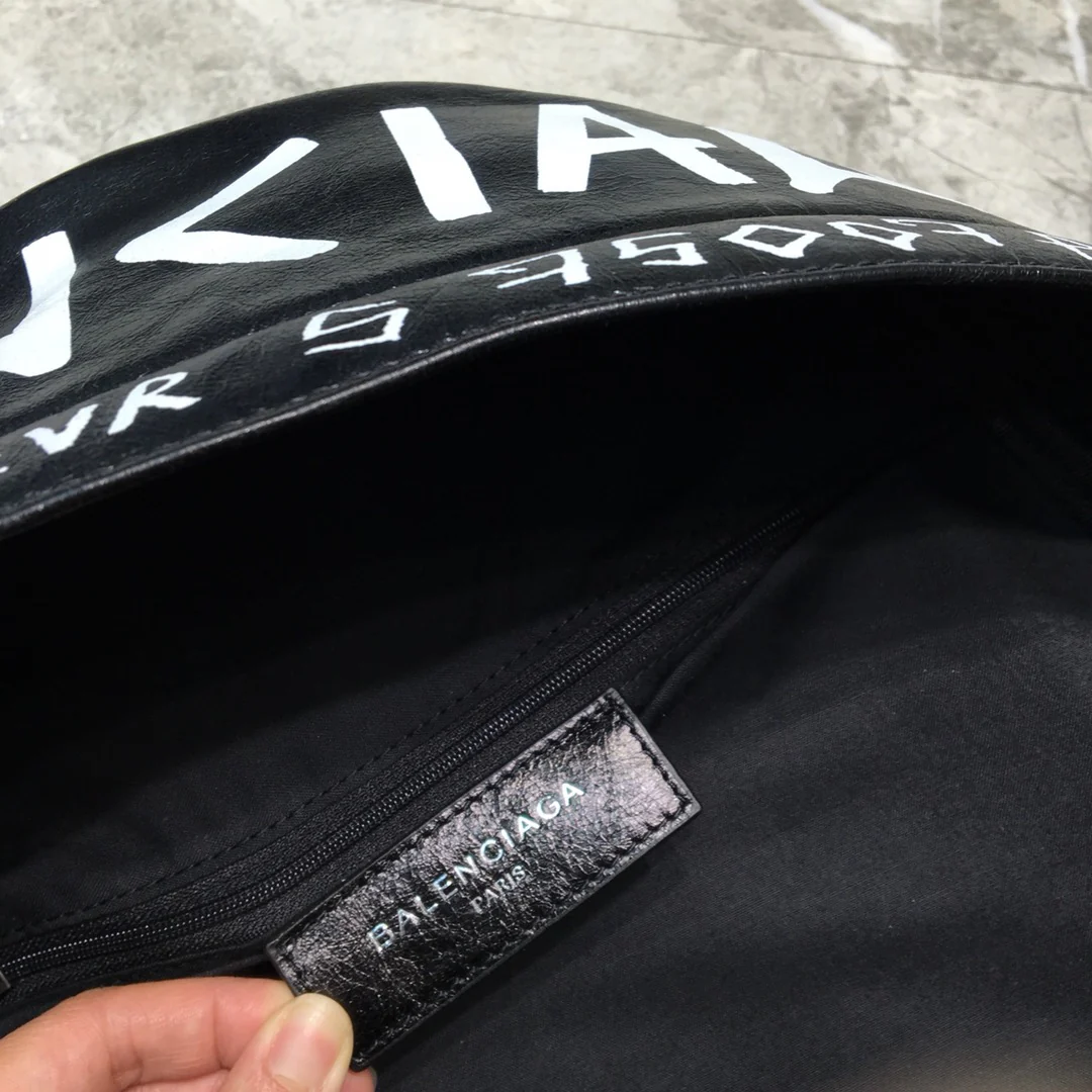 Рюкзак Balenciaga - унисекс - классический черно-белый с граффити.