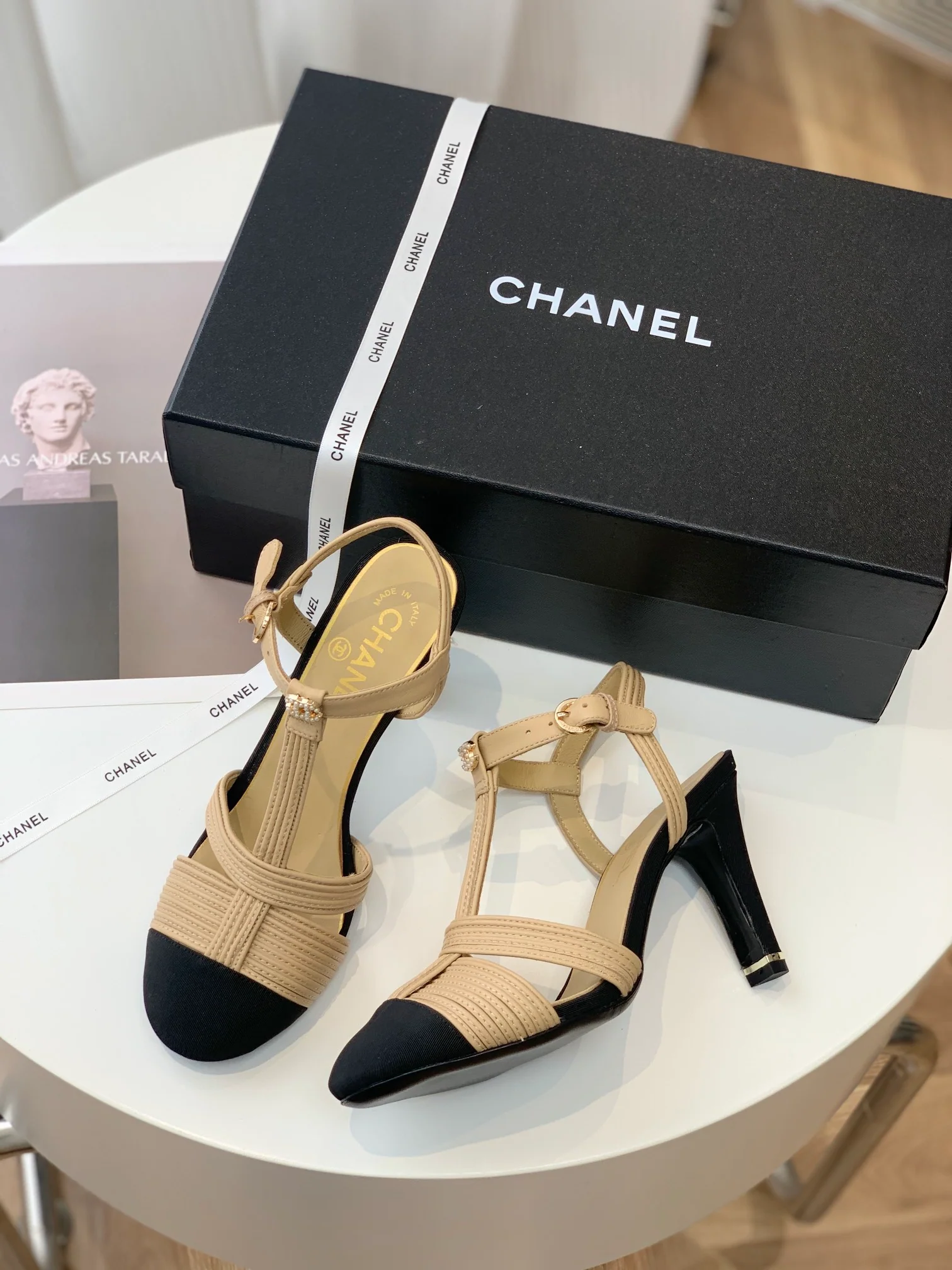 Новинка 2023 года от Chanel - Туфли на каблуке с плетеным ремешком из овечьей кожи - 7 см - Абрикосовый цвет