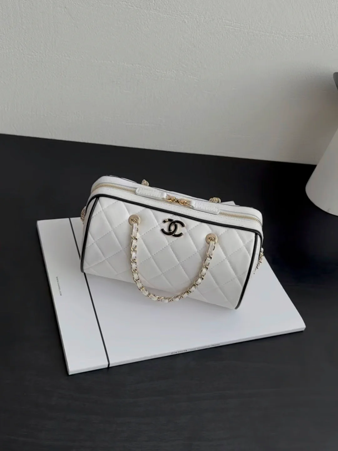 Мини-шар для боулинга Chanel 25 пенсов, весенне-летний, из овечьей кожи, белый с черной отделкой.