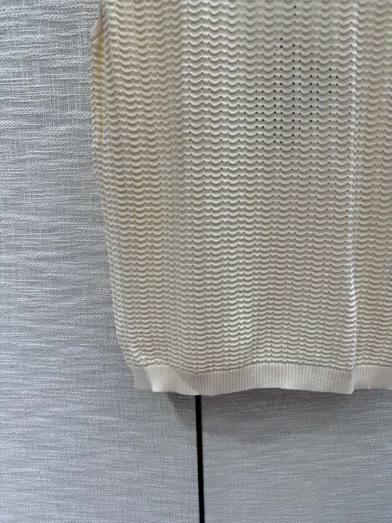 Жилет Miu Miu-2404 из плотной вязки с бисером - абрикосовый