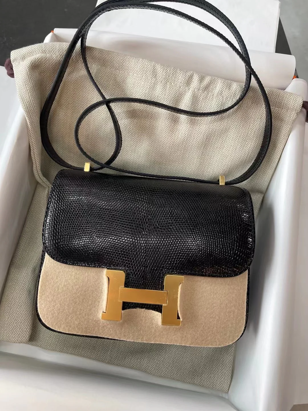 Hermes Constance 19 Миниатюрная пряжка из кожи ящерицы, черная с золотом