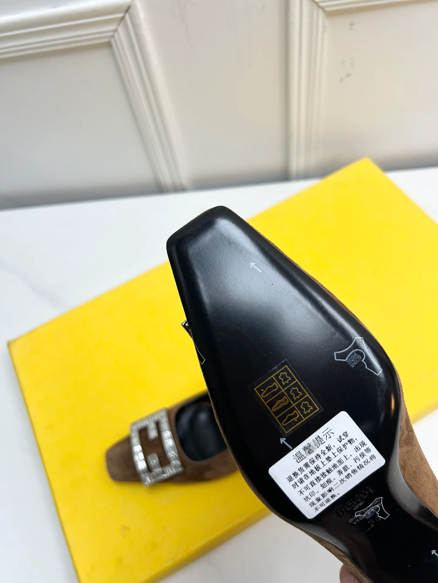 Туфли Fendi на среднем каблуке с квадратным носком и пряжкой, украшенные стразами - коричневые