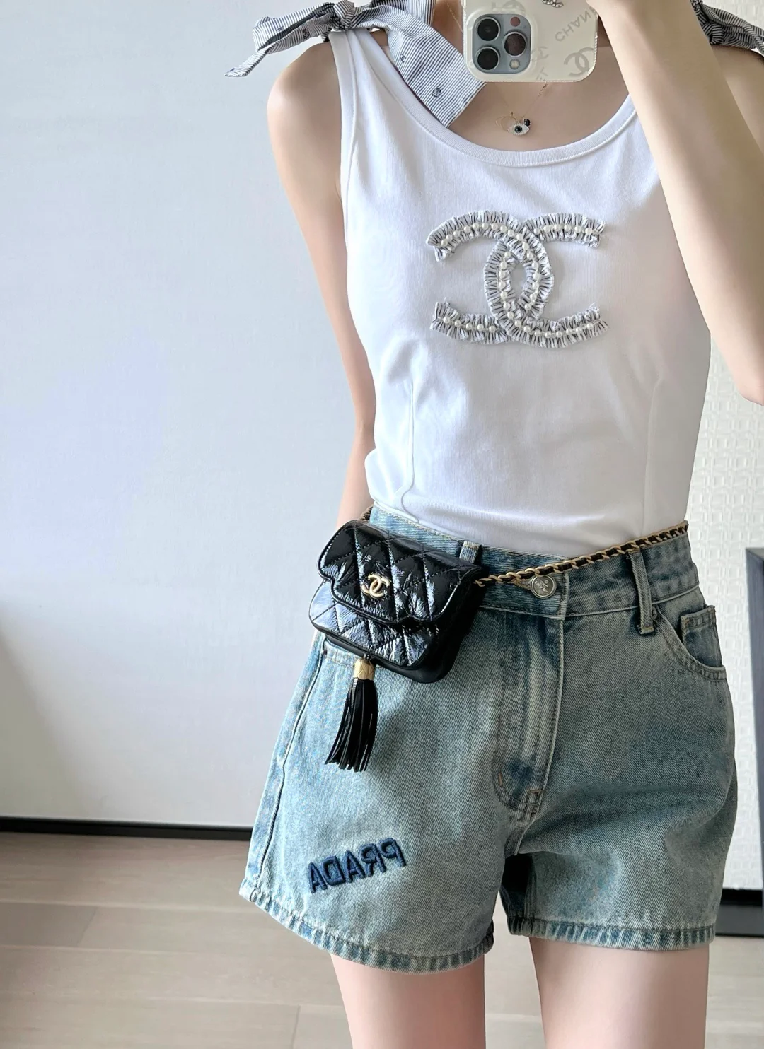 Chanel - Маленькая сумка через плечо с цепочкой и кисточкой - Черная с золотой фурнитурой