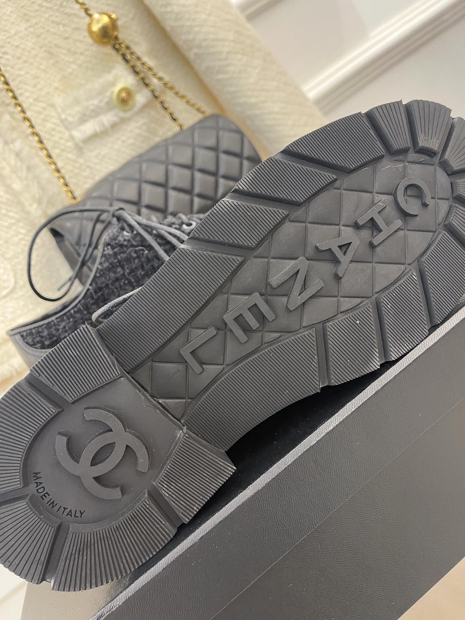 Новинка сезона осень/зима 2023 от Chanel - Лоферы с цепочкой - Черные