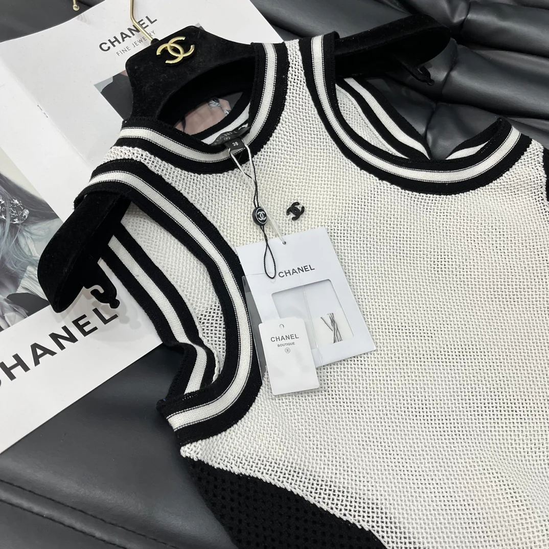 Chanel - 2403-24 Новинка: Жилет с вырезом на плечах - Белый