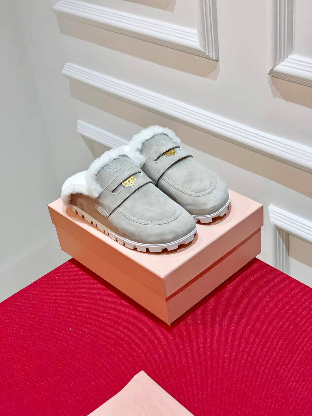 Новинка сезона осень/зима 2023 от Miu Miu - Меховые тапочки с золотой пряжкой - Светло-серые