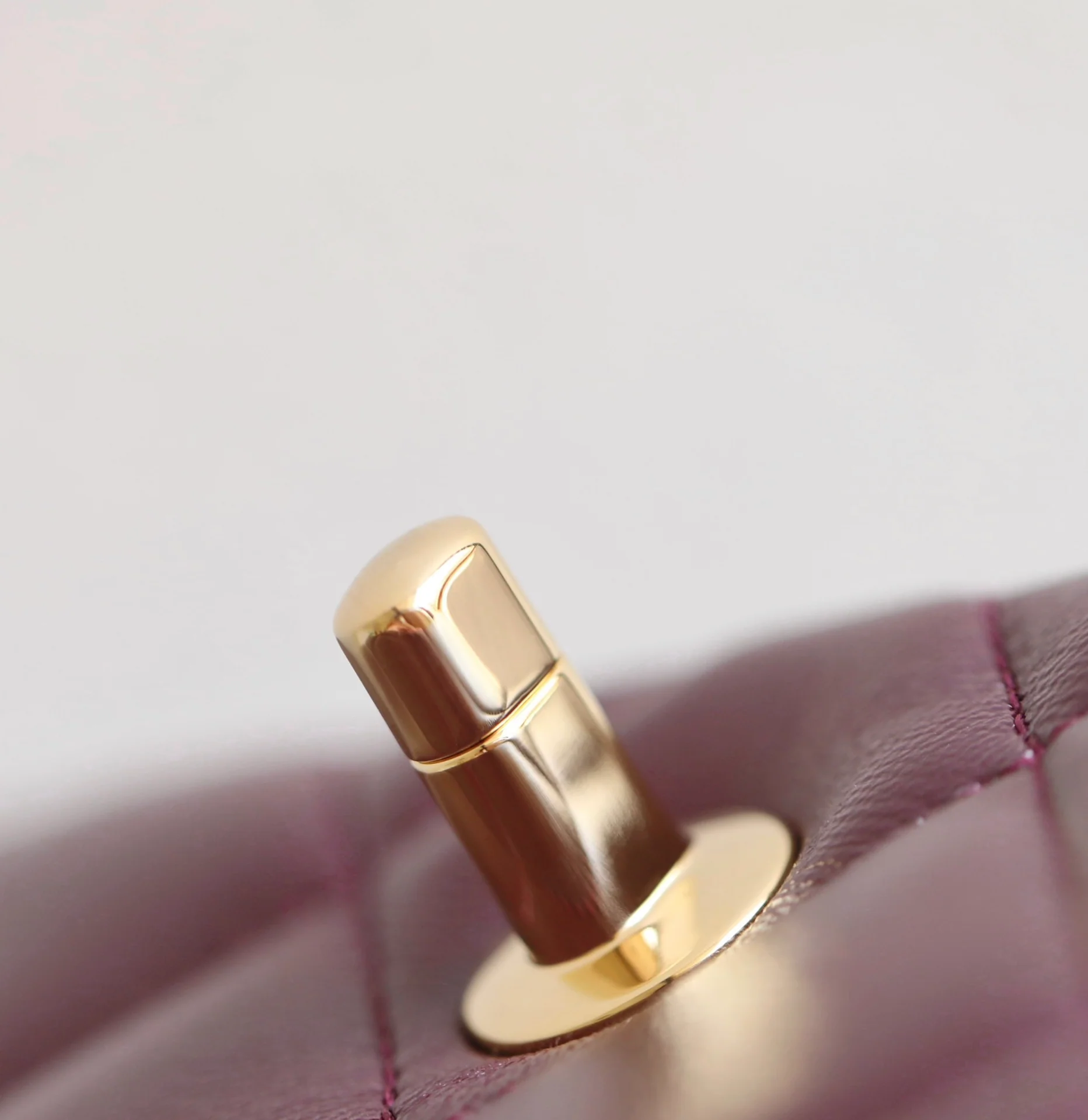 Маленькая бордовая сумочка Chanel с клапаном и привинчивающейся ручкой.