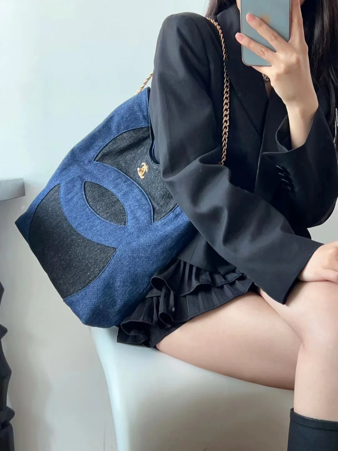 Коллекция Chanel Весна/Лето 2023 - Синяя джинсовая сумка-тоут - Синяя отделка с черным основанием