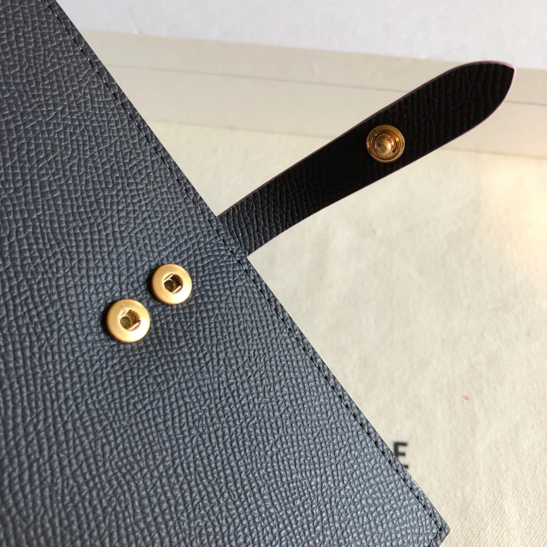 Длинный кошелек Celine — черно-розовый — с принтом в виде пальмовых листьев.