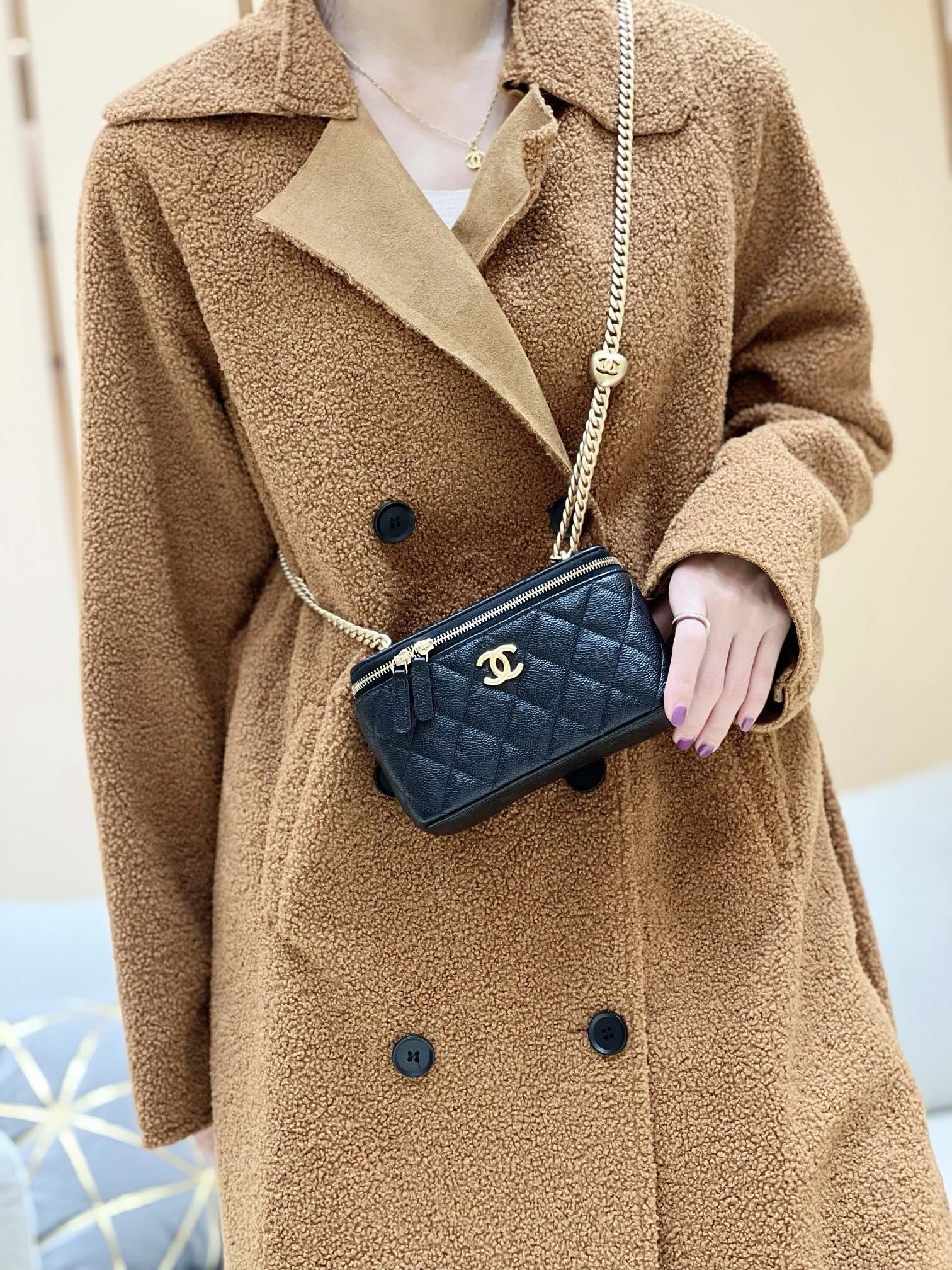 Новинка сезона весна/лето 2023 от Chanel - цепочка-шар, длинная, коробчатая - черная - фото в действии.