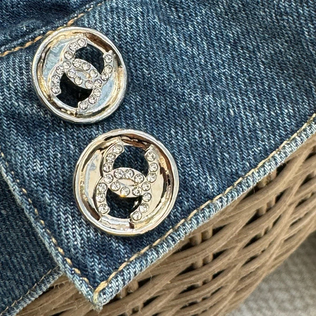 Chanel 2403 - Короткая джинсовая куртка с вышитыми двумя буквами ?С? на карманах.