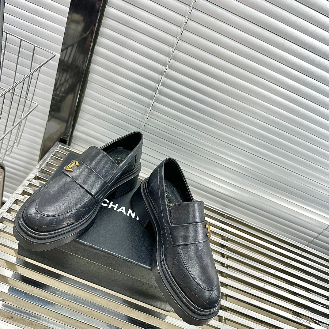 Новинка сезона осень/зима 2023 от Chanel — лоферы на платформе.
