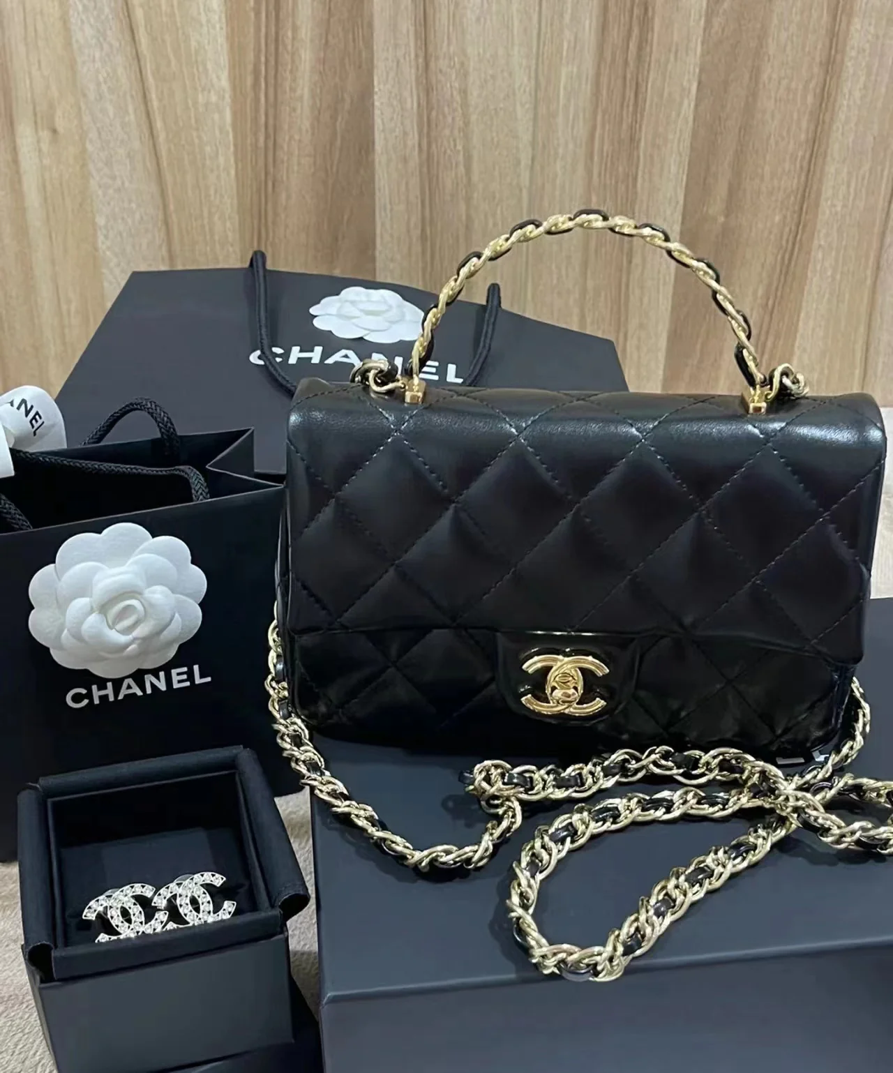 Ручка сумки Chanel 23a CF со стразами - черная