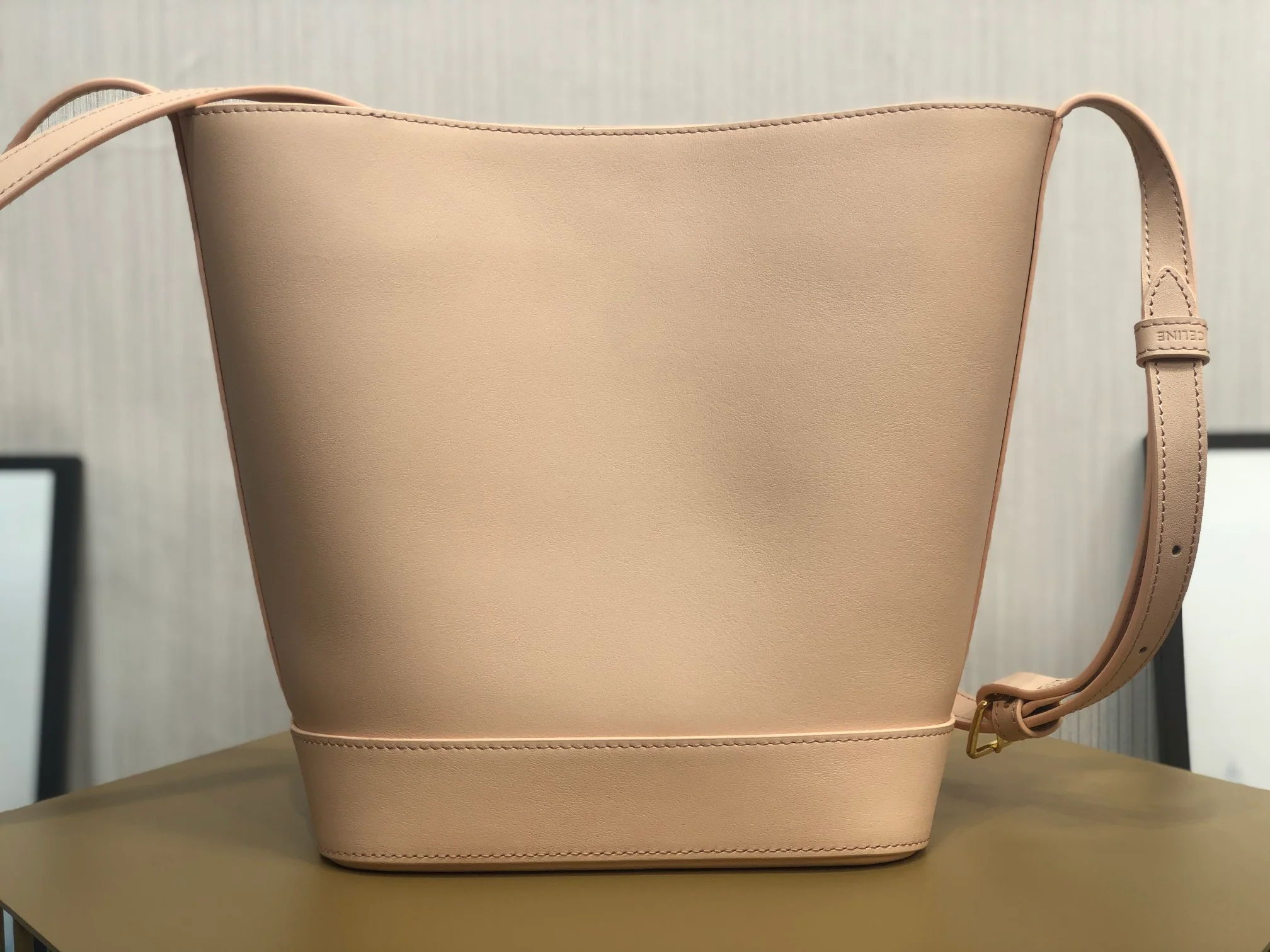 Новинка сезона весна/лето 2022 от Celine - Маленькая кожаная сумка-ведро Cuir Triomphe - 2 шт.