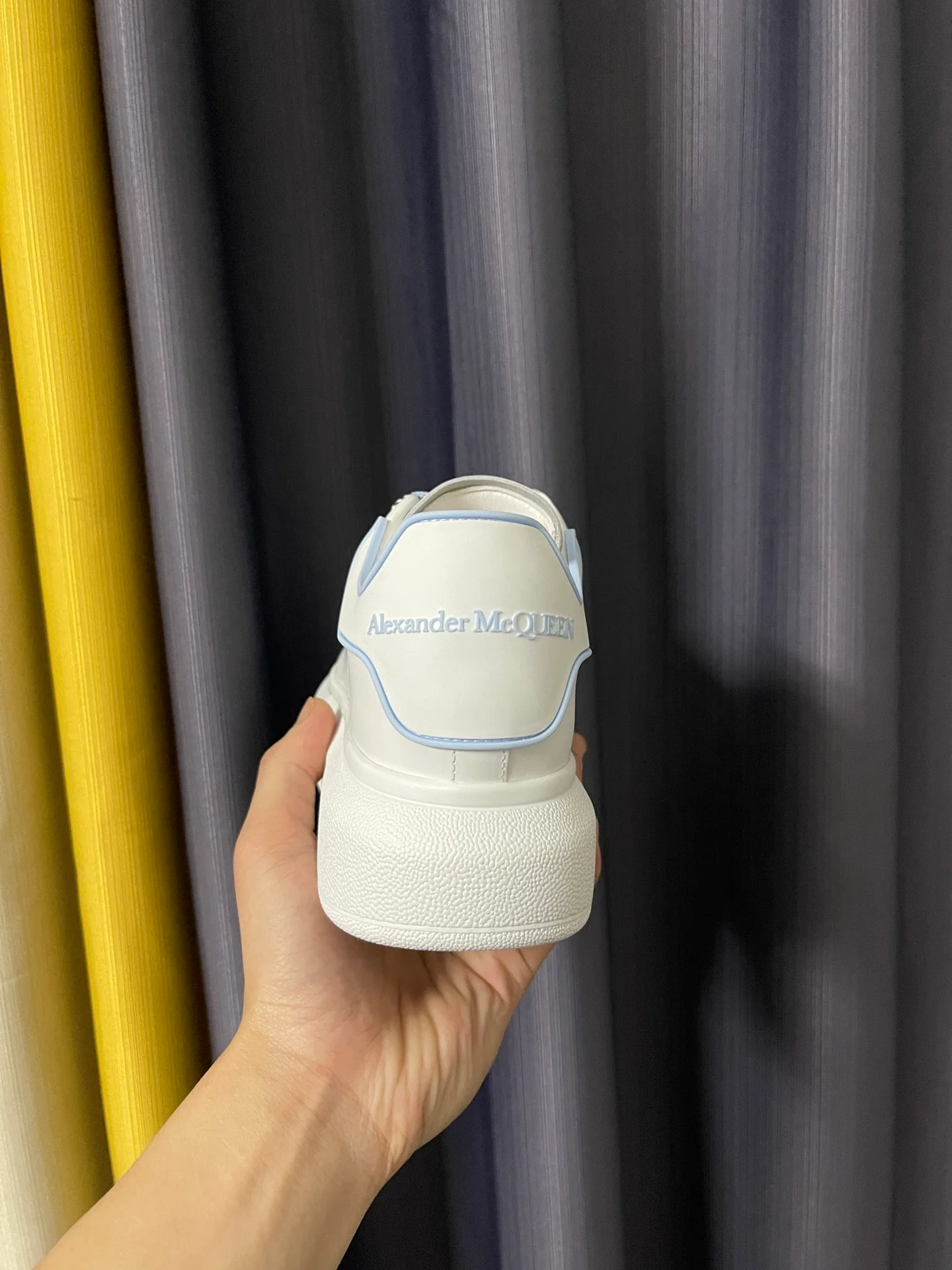 Классические белые кроссовки McQueen - унисекс - белые с голубым каблуком