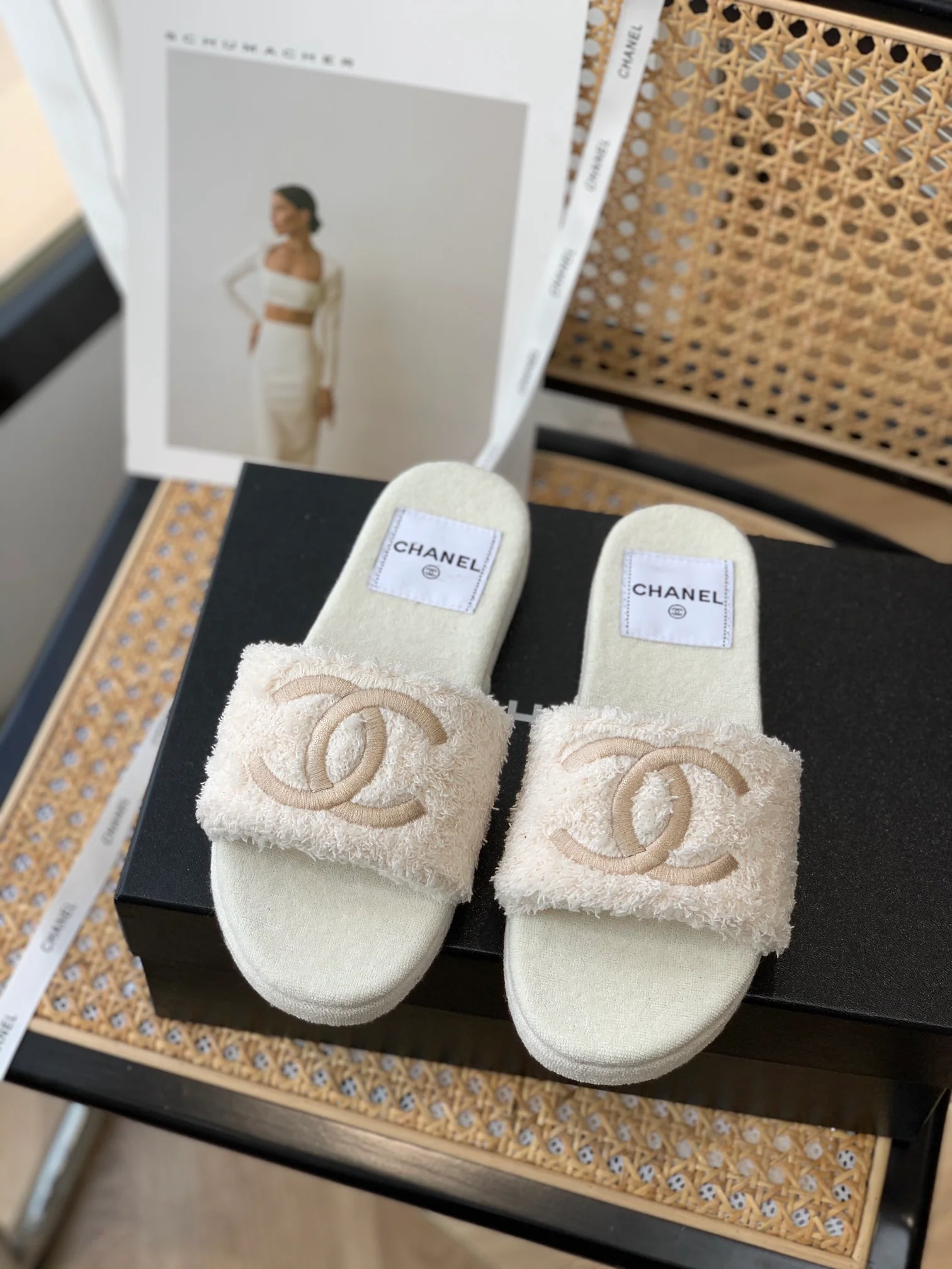 Коллекция Chanel осень/зима 2022 — тапочки из махровой ткани