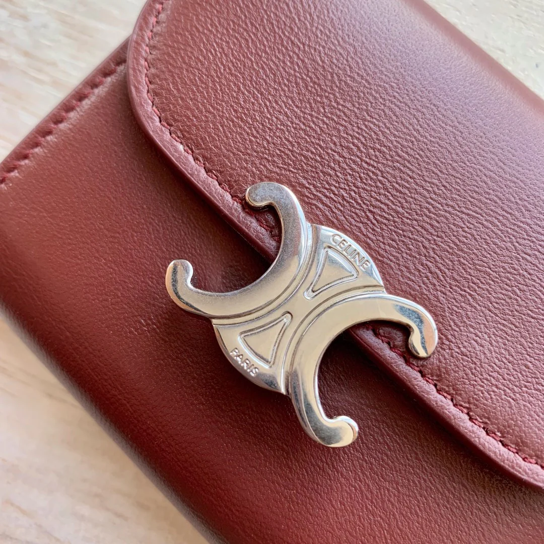 Celine TRIOMPHE 小号亮泽羊皮翻盖钱包-酒红