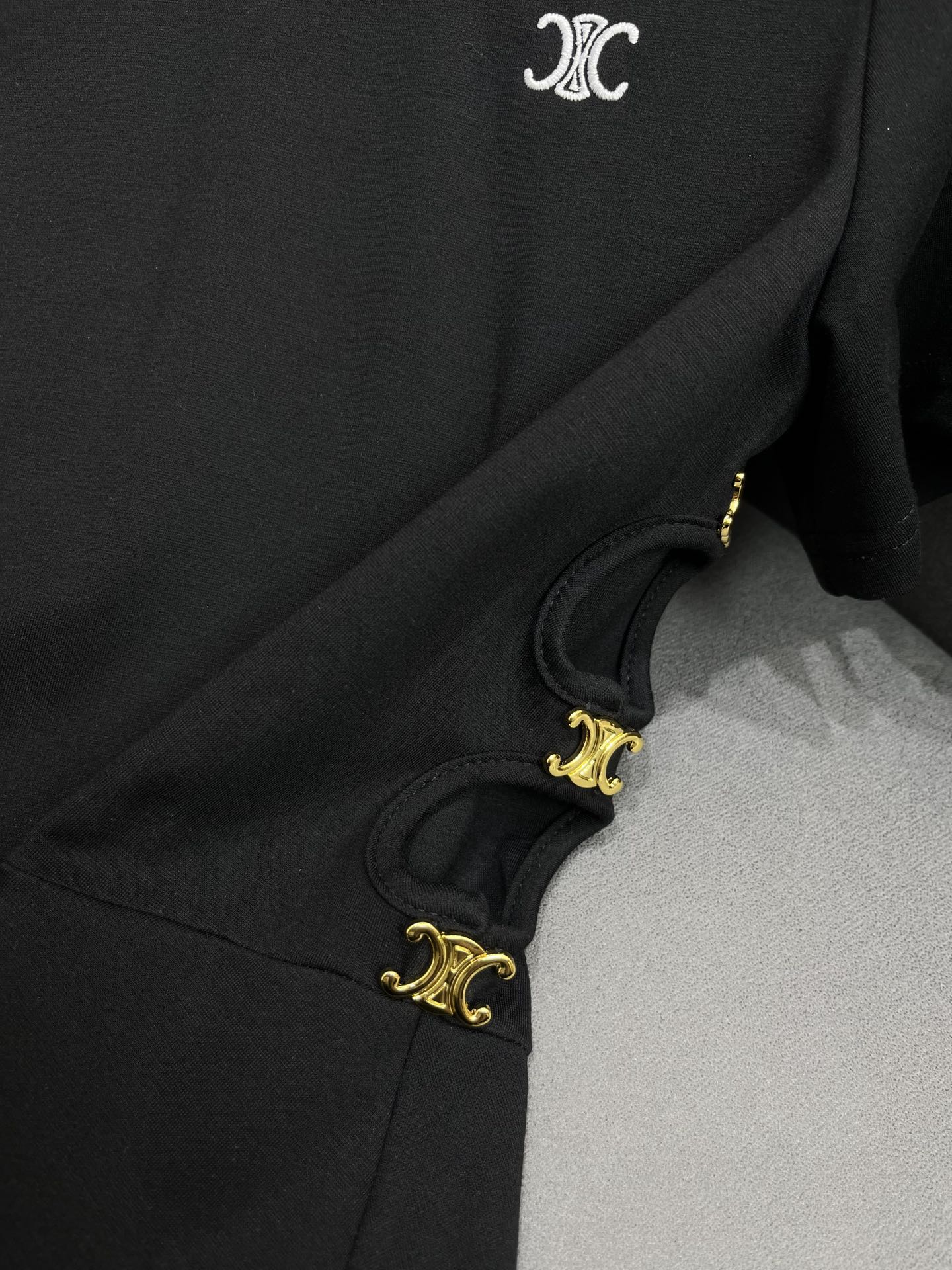 Платье Celine 2404-24ss весна/лето с рваным дизайном, омолаживающее и стройнящее, черное.