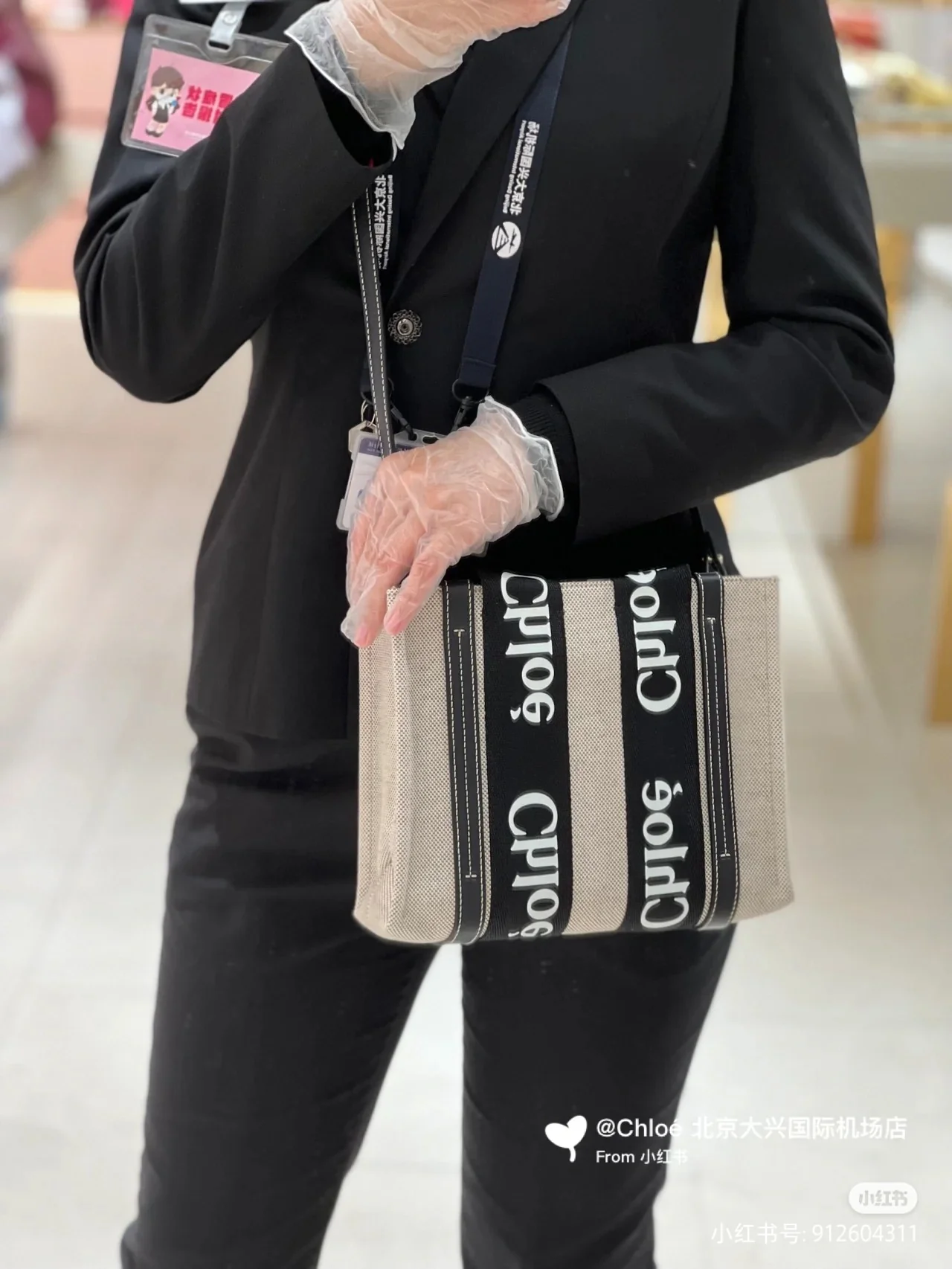 Сумка-тоут Chloe Woody — с черным ремешком и темно-синей отделкой — маленькая