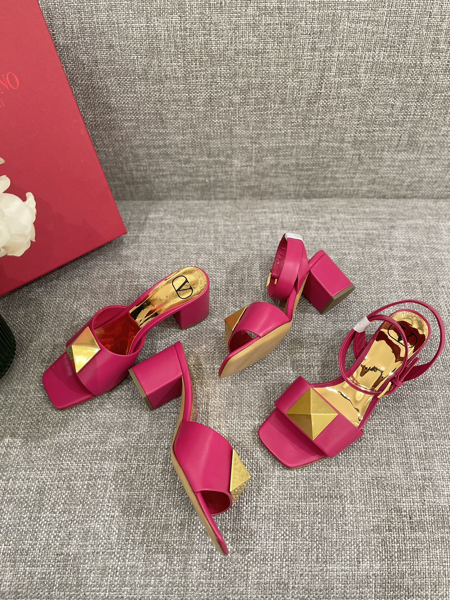 Босоножки Valentino на массивном каблуке - розовые