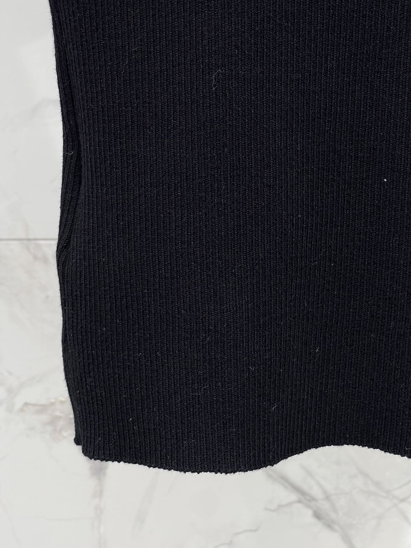 Miu Miu - Летняя новинка 2404-24: Элегантный вязаный жилет с U-образным вырезом - Черный