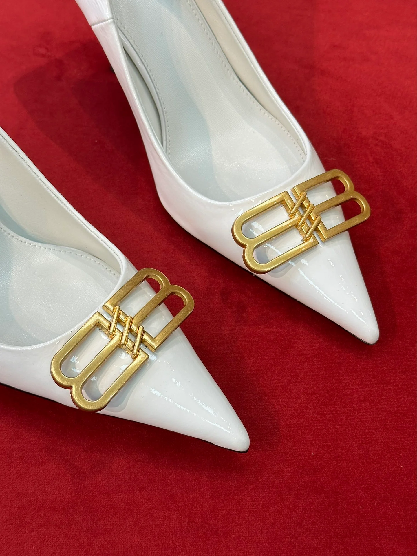 Коллекция Balenciaga Весна/Лето 2023 — Классические туфли-лодочки с острым носком и квадратным каблуком.