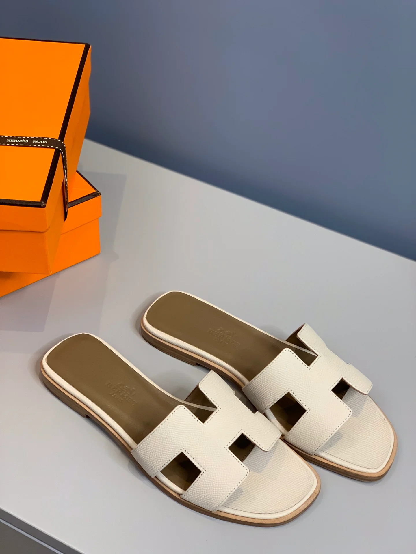 Новинка 2022 года от Hermes - Тапочки с отпечатком руки - Белые