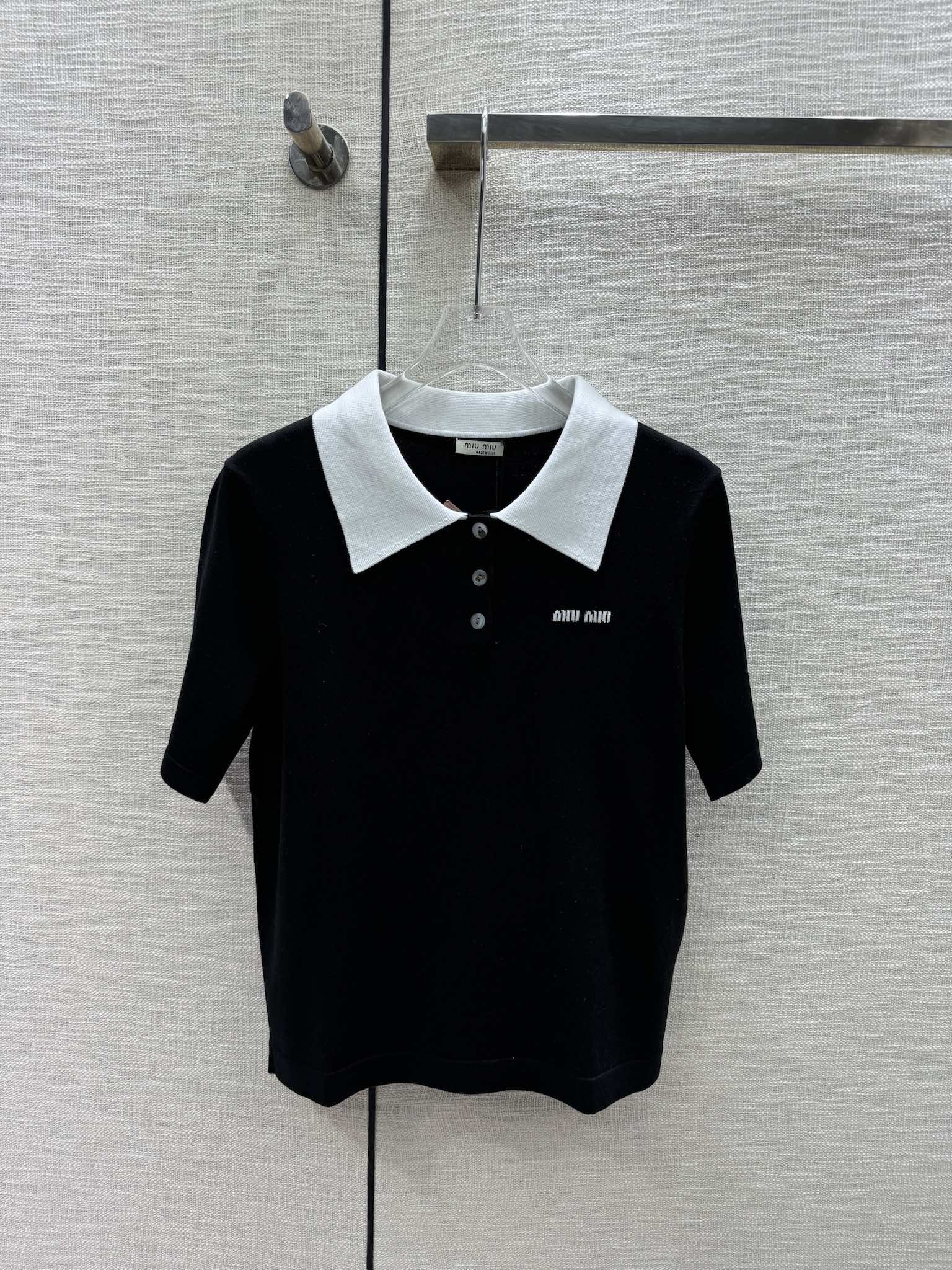Miu Miu - 2404 - Трикотажный топ с короткими рукавами и воротником-поло с цветовыми блоками - Черный