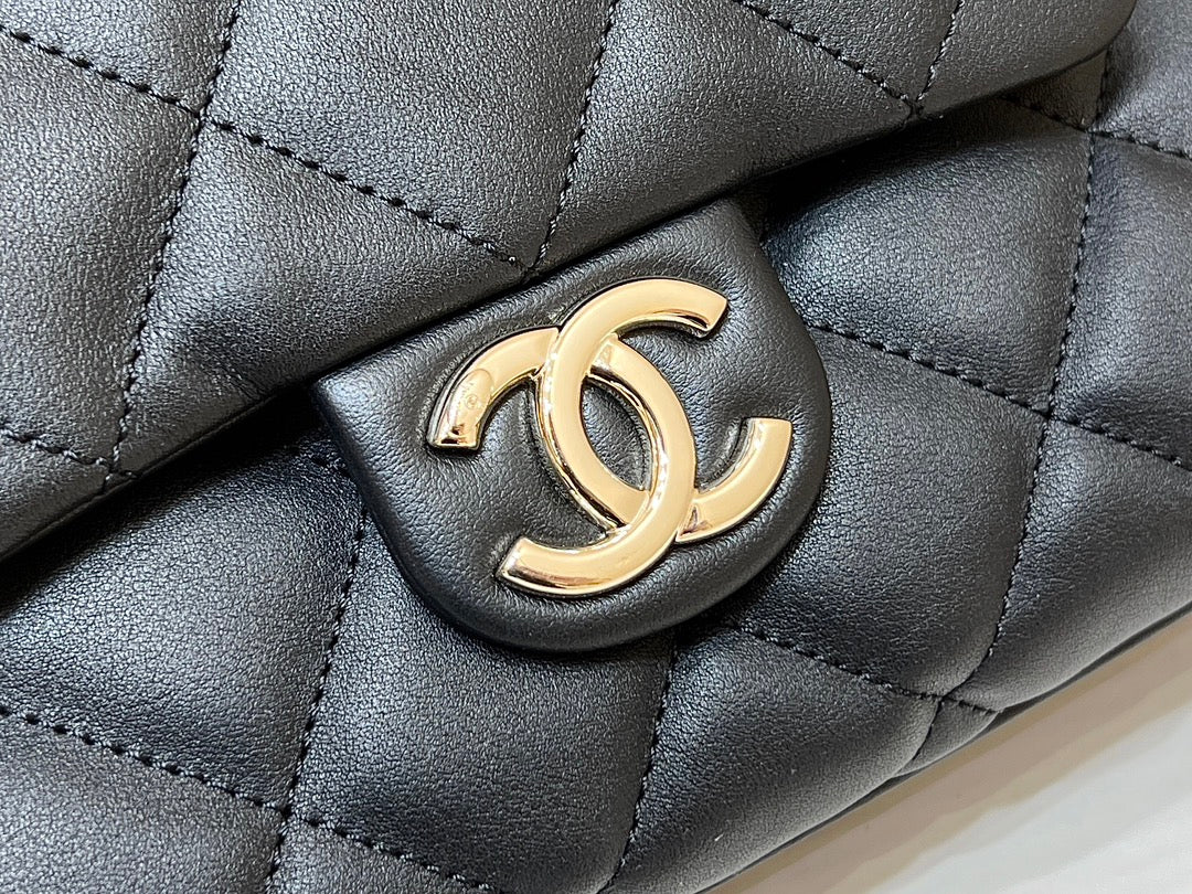 Коллекция Chanel осень/зима 2023 - Сумка-хобо в стиле хиппи - Овечья кожа - Черная
