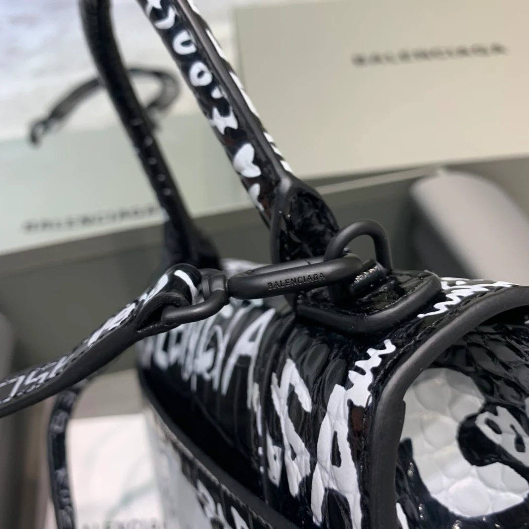 Сумка Balenciaga Hourglass - черная с рисунком под крокодиловую кожу