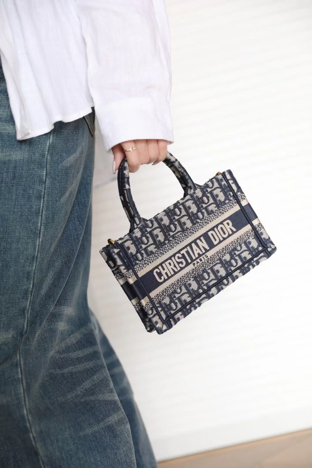 Мини-сумка-тоут Dior Book Tote Bag в синем монограммном цвете.