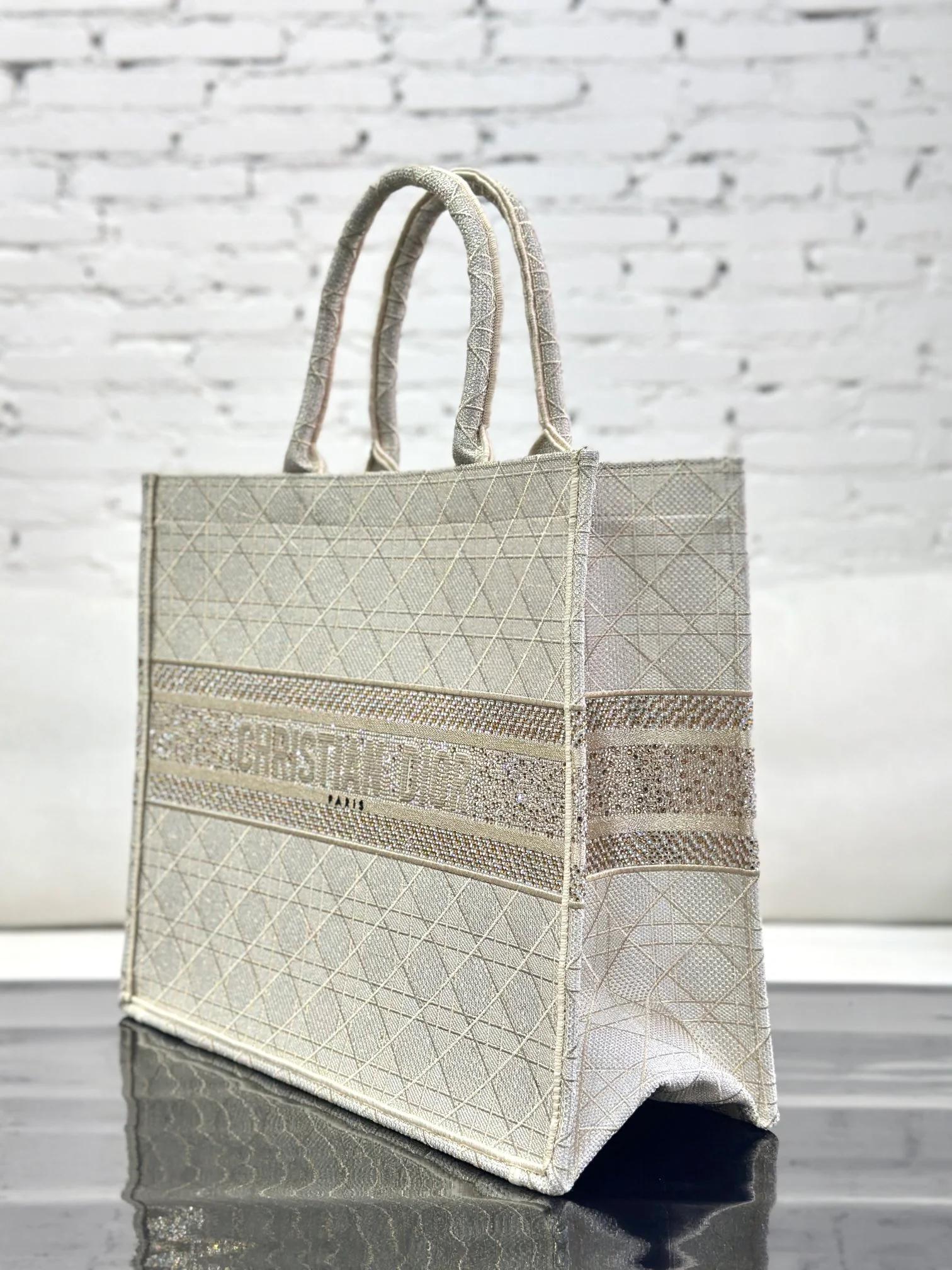 Большая сумка-тоут Dior в виде книги — с золотым тиснением стразами.