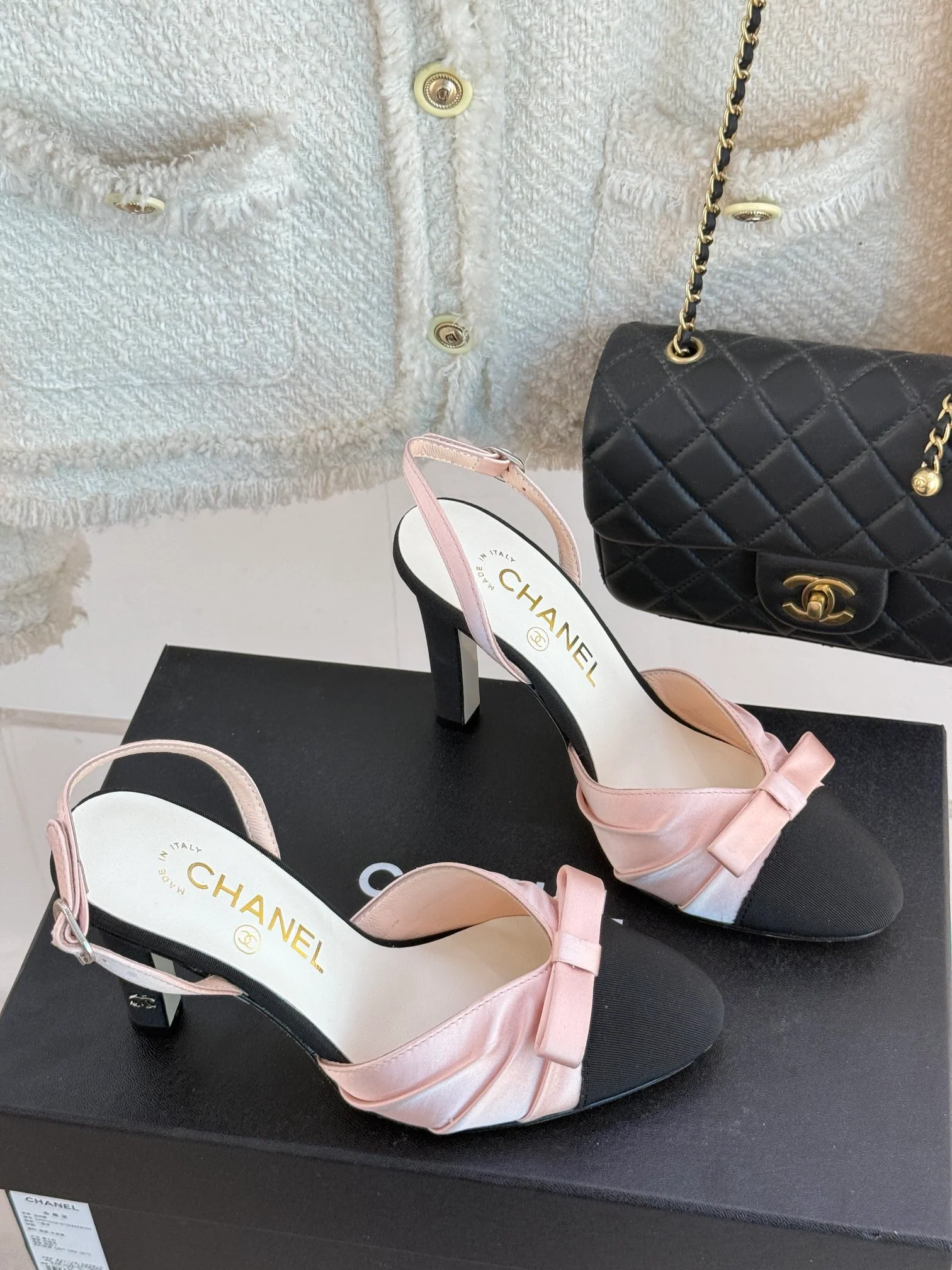 Босоножки на высоком каблуке Chanel 2024 с атласным бантом - розовые