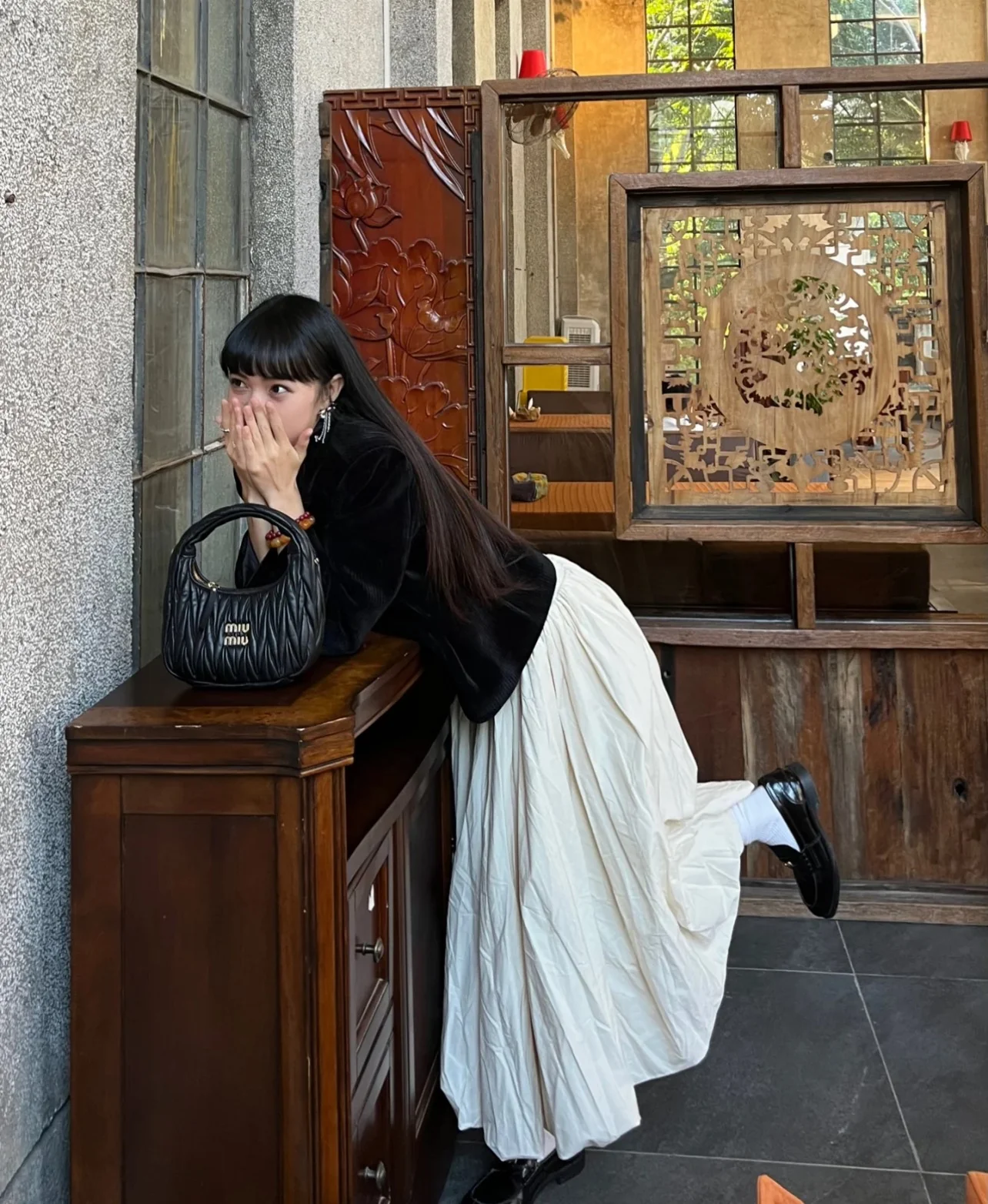 Сумка Miu Miu Wander — подборка фотографий, демонстрирующих людей, носящих её.