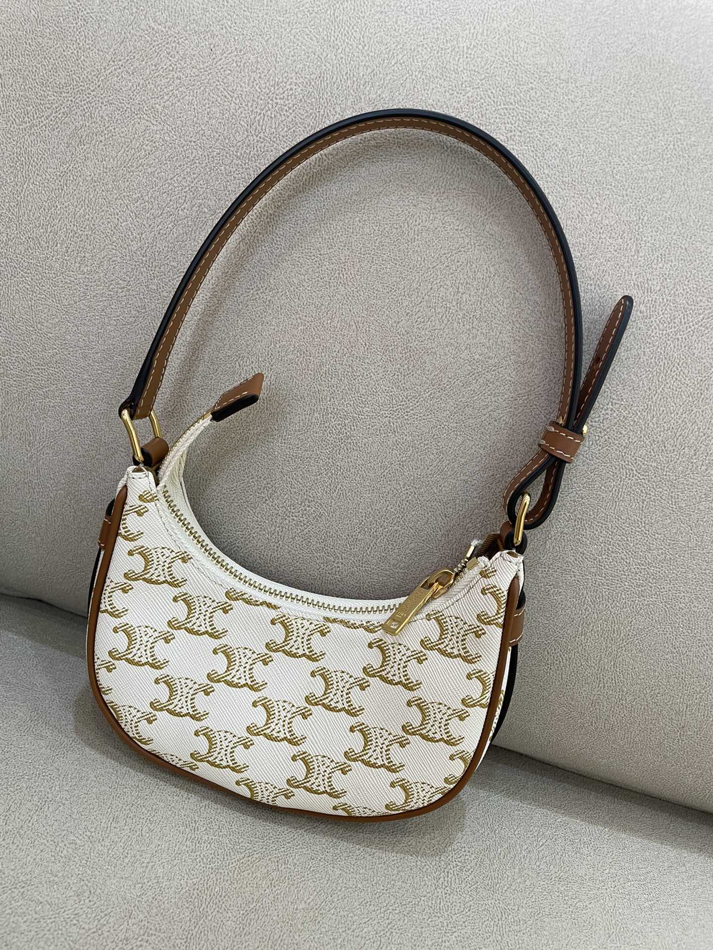 Новая сумка Celine Ava с цепочкой, модель 196 Monogram, 2022 год.