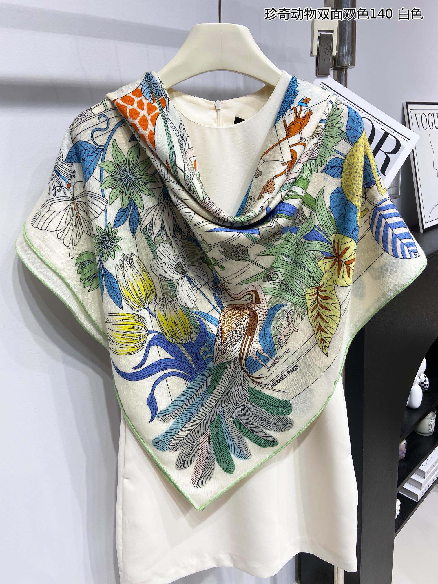 Большой носовой платок Hermes с изображением экзотического животного - 140-140