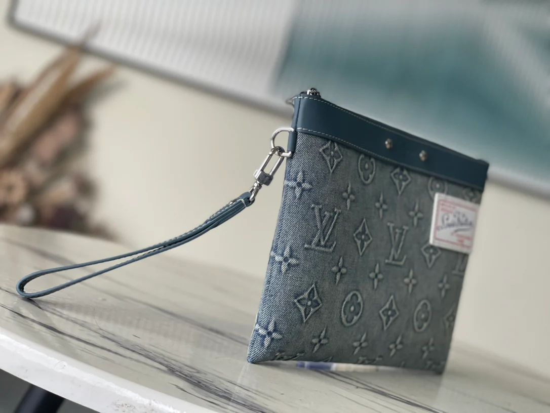 m82313 Сумочка-клатч LV Pochette to Go в джинсовом стиле