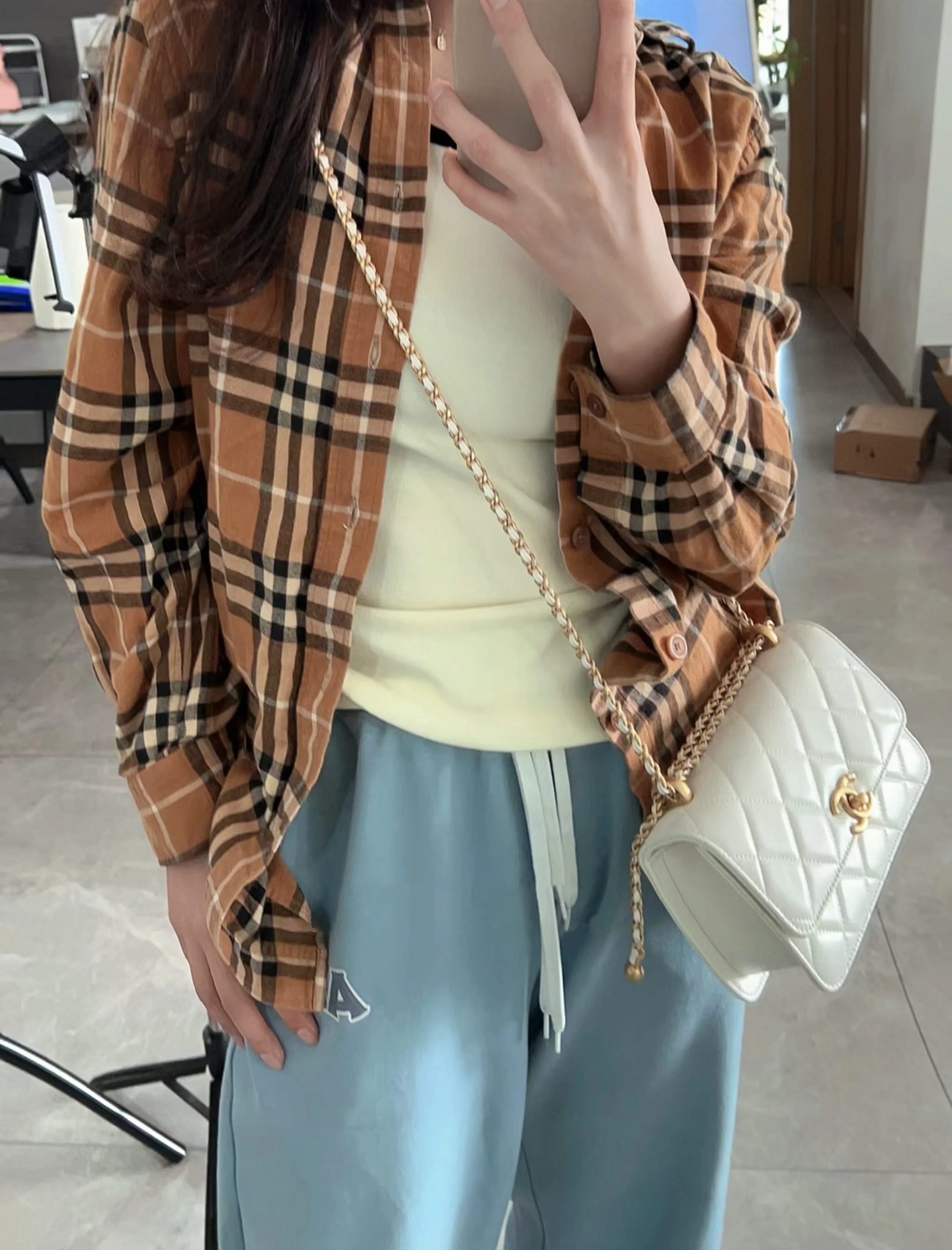 Маленькая белая сумка Chanel 24c с двойным золотым бисером и клапаном.