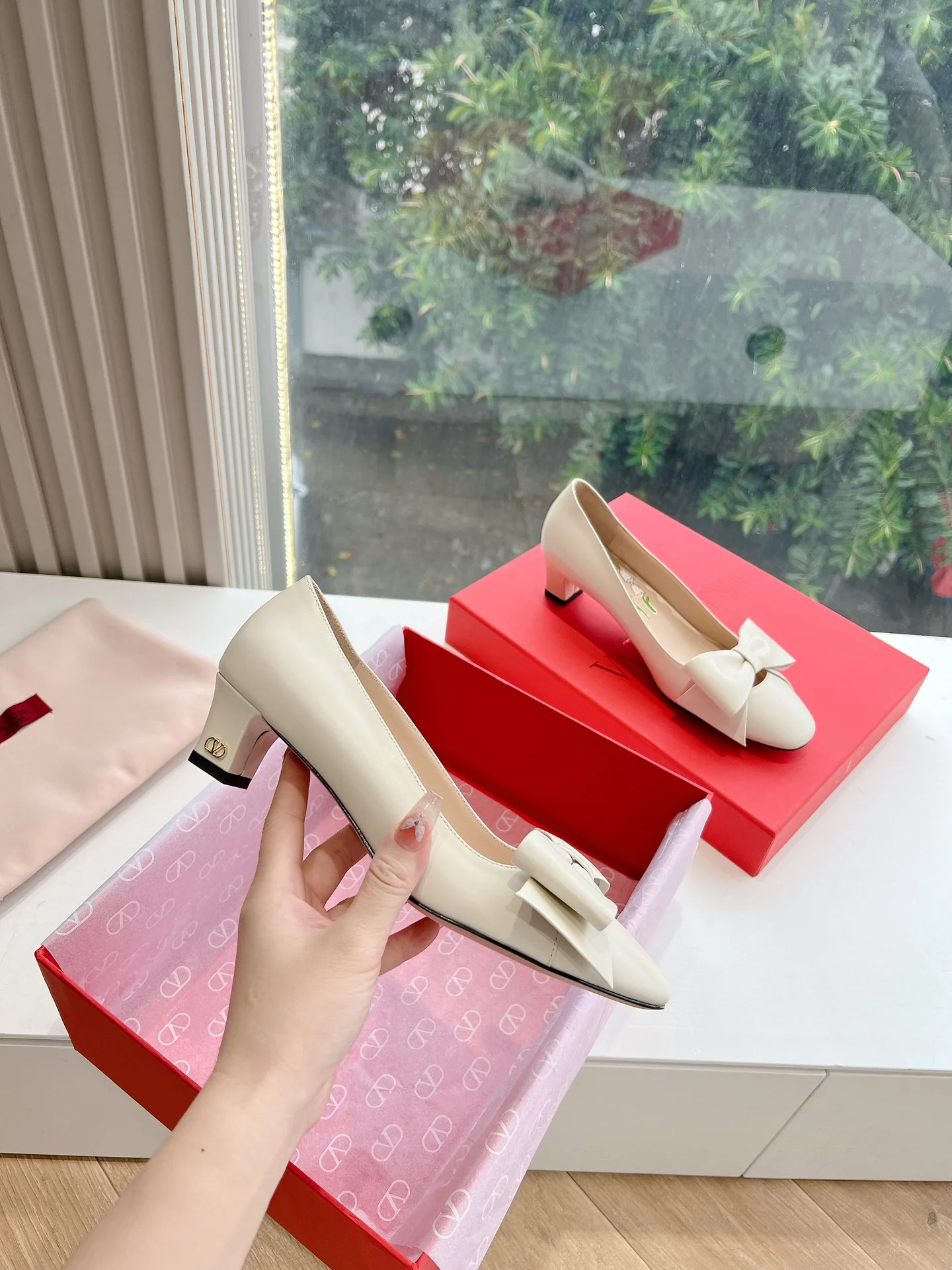 Туфли на каблуке с бантом Valentino 2024 - белые