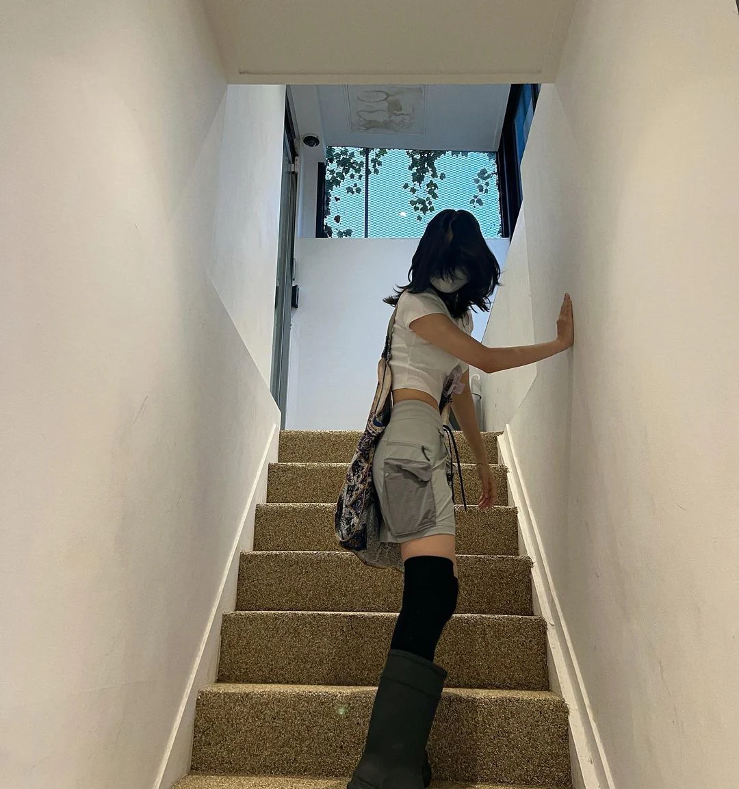 Резиновые сапоги Balenciaga на нескользящей платформе из коллекции осень/зима 2022 x Crocs — фотографии на теле.