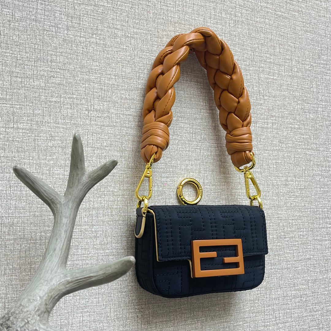 Маленькая черная сумка-багет Fendi Baguette Nano