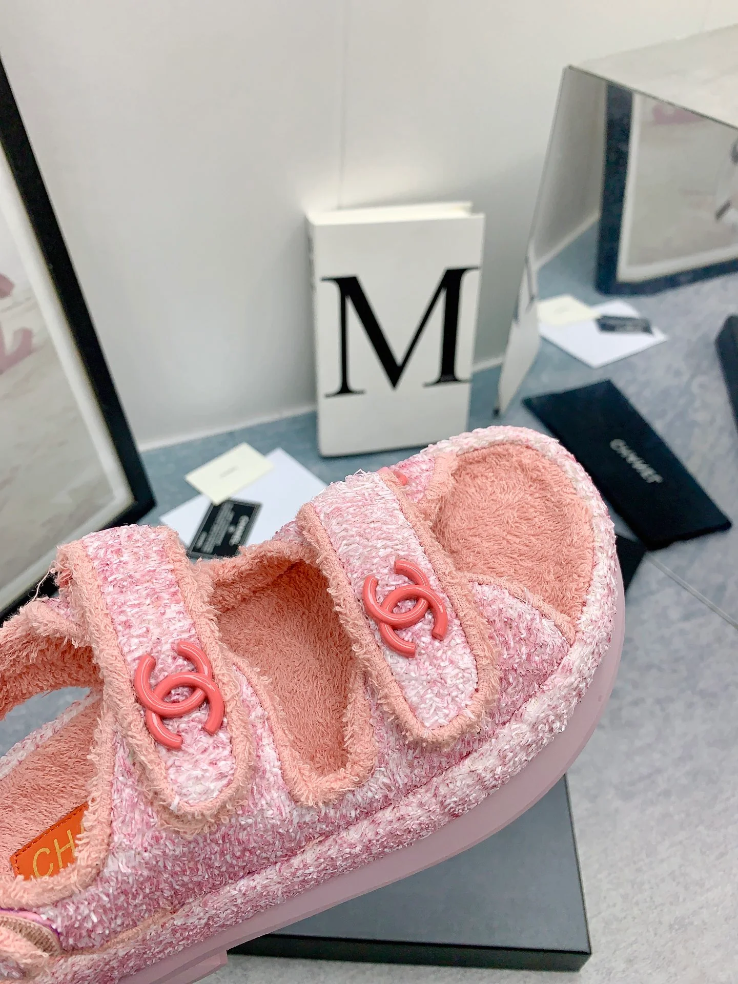 Новинка сезона осень/зима 2023 от Chanel - Сандалии на платформе из махровой ткани - Розовые